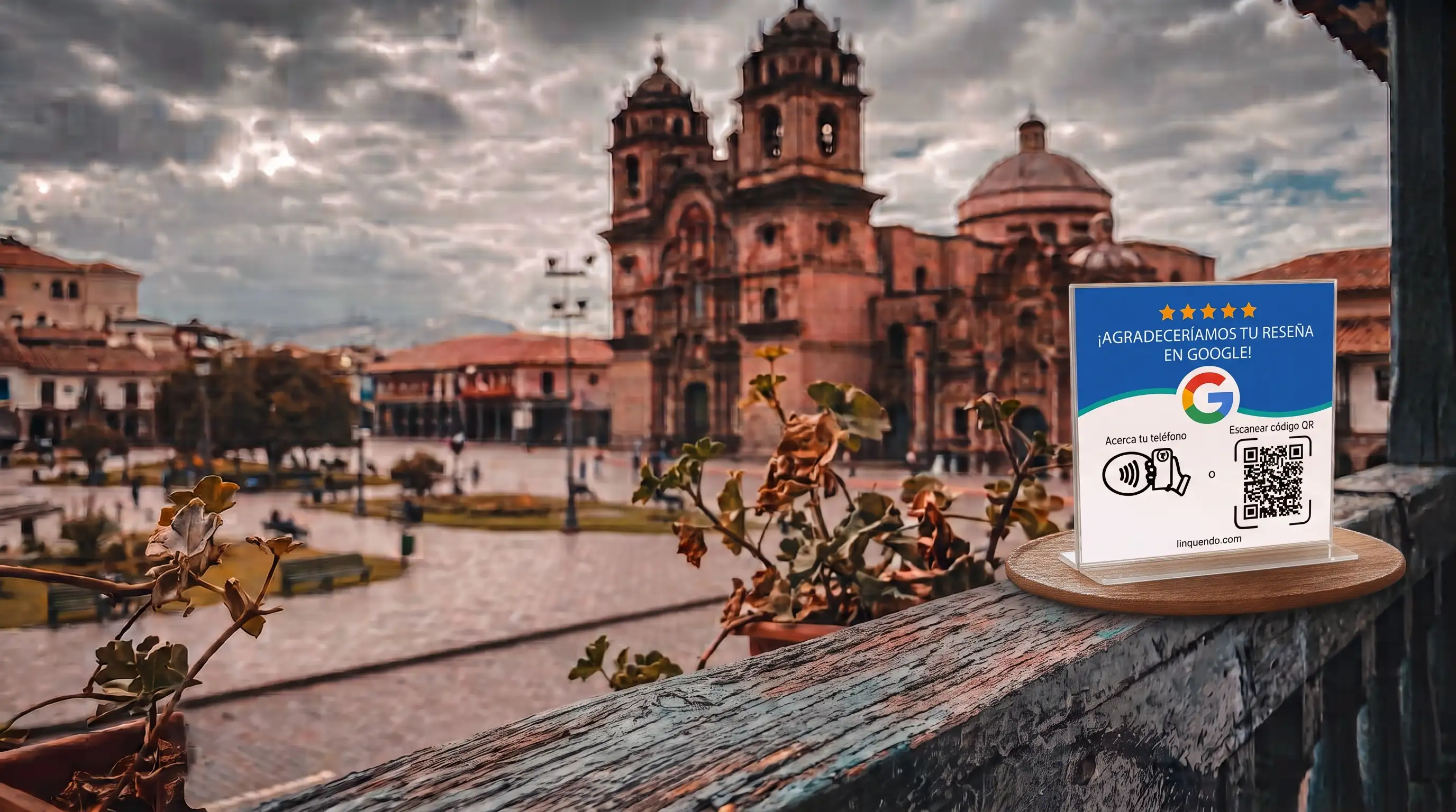 Display acrílico Linquendo NFC y QR para reseñas de Google en la Plaza de Armas de Cusco